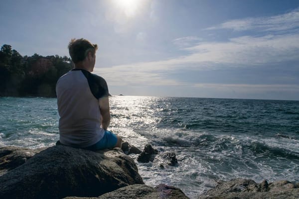 Sitzen am Banana Beach in Phuket